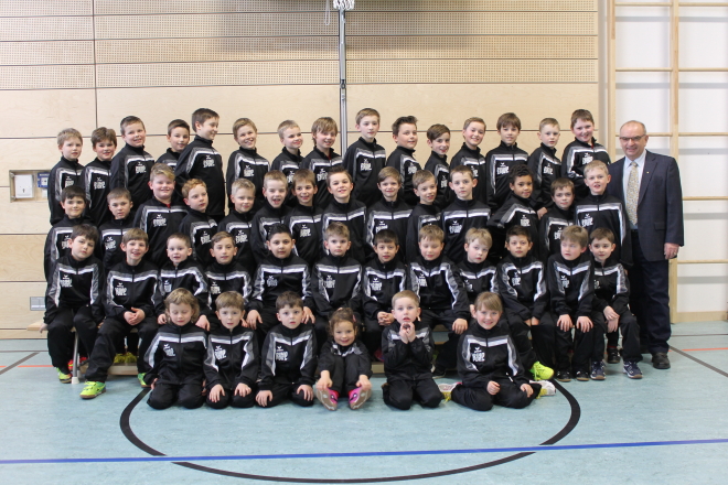 Neue Trainingsanzüge für Kleinfeldmannschaften der SG FSV Steinsberg/TSV Eitlbrunn